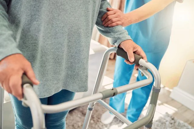 DIS24 Intensivpflage GmbH - Mann kümmert sich um einen alten Mann