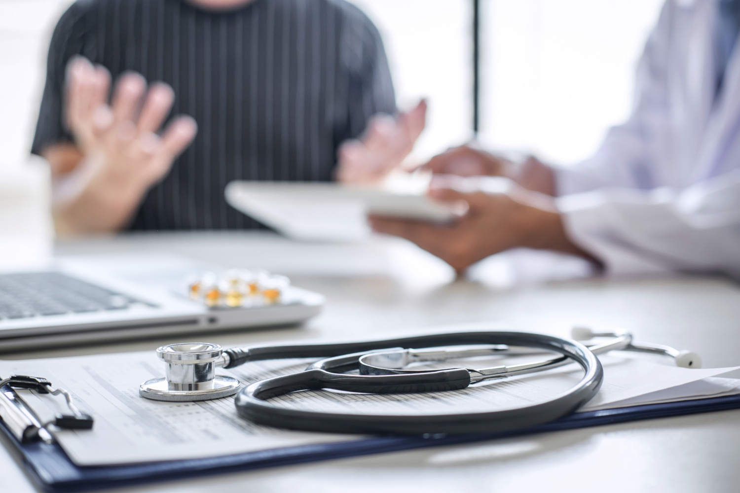 DIS24 Intensivpflege GmbH – Aufnahme eines Arztes, der einer Patientin Informationen auf einem Tablet zeigt.